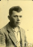 Druga połowa lat 30. do 1941, Kozienice, Polska.
Portret młodego mężczyzny w białej koszuli i marynarce.
Zdjęcie wykonane w atelier fotograficznym żydowskiego fotografa Chaima Bernemana. Przed wojną zakład mieścił się w Kozienicach na rogu ulic Warszawskiej i Maciejowickiej, przed wybuchem wojny albo już w czasie niemieckiej okupacji  został przeniesiony na ulicę Lubelską 13. Cała kolekcja jest datowana na okres od drugiej połowy lat 30-tych do roku 1941, kiedy Chaim Berneman wraz z rodziną został zesłany do obozu pracy w Wolanowie. Berneman zmarł po ucieczce z obozu.
Fot. Chaim Berneman (Chaim Berman), zbiory Ośrodka KARTA