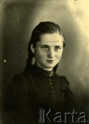 Druga połowa lat 30. do 1941, Kozienice, Polska.
Portret dziewczynki z warkoczami.
Zdjęcie wykonane w atelier fotograficznym żydowskiego fotografa Chaima Bernemana. Przed wojną zakład mieścił się w Kozienicach na rogu ulic Warszawskiej i Maciejowickiej, przed wybuchem wojny albo już w czasie niemieckiej okupacji  został przeniesiony na ulicę Lubelską 13. Cała kolekcja jest datowana na okres od drugiej połowy lat 30-tych do roku 1941, kiedy Chaim Berneman wraz z rodziną został zesłany do obozu pracy w Wolanowie. Berneman zmarł po ucieczce z obozu.
Fot. Chaim Berneman (Chaim Berman), zbiory Ośrodka KARTA