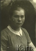 Druga połowa lat 30. do 1941, Kozienice, Polska.
Portret młodej kobiety w sukience z białym kołnierzykiem.
Zdjęcie wykonane w atelier fotograficznym żydowskiego fotografa Chaima Bernemana. Przed wojną zakład mieścił się w Kozienicach na rogu ulic Warszawskiej i Maciejowickiej, przed wybuchem wojny albo już w czasie niemieckiej okupacji  został przeniesiony na ulicę Lubelską 13. Cała kolekcja jest datowana na okres od drugiej połowy lat 30-tych do roku 1941, kiedy Chaim Berneman wraz z rodziną został zesłany do obozu pracy w Wolanowie. Berneman zmarł po ucieczce z obozu.
Fot. Chaim Berneman (Chaim Berman), zbiory Ośrodka KARTA