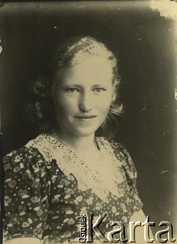 Druga połowa lat 30. do 1941, Kozienice, Polska.
Portret młodej kobiety w kwiecistej sukience z białym kołnierzykiem.
Zdjęcie wykonane w atelier fotograficznym żydowskiego fotografa Chaima Bernemana. Przed wojną zakład mieścił się w Kozienicach na rogu ulic Warszawskiej i Maciejowickiej, przed wybuchem wojny albo już w czasie niemieckiej okupacji  został przeniesiony na ulicę Lubelską 13. Cała kolekcja jest datowana na okres od drugiej połowy lat 30-tych do roku 1941, kiedy Chaim Berneman wraz z rodziną został zesłany do obozu pracy w Wolanowie. Berneman zmarł po ucieczce z obozu.
Fot. Chaim Berneman (Chaim Berman), zbiory Ośrodka KARTA