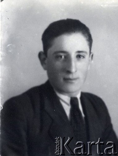 Druga połowa lat 30. do 1941, Kozienice, Polska.
Mojsze Lenga.
Zdjęcie wykonane w atelier fotograficznym żydowskiego fotografa Chaima Bernemana. Przed wojną zakład mieścił się w Kozienicach na rogu ulic Warszawskiej i Maciejowickiej, przed wybuchem wojny albo już w czasie niemieckiej okupacji  został przeniesiony na ulicę Lubelską 13. Cała kolekcja jest datowana na okres od drugiej połowy lat 30-tych do roku 1941, kiedy Chaim Berneman wraz z rodziną został zesłany do obozu pracy w Wolanowie. Berneman zmarł po ucieczce z obozu.
Fot. Chaim Berneman (Chaim Berman), zbiory Ośrodka KARTA