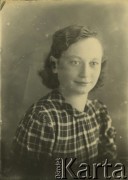 Druga połowa lat 30. do 1941, Kozienice, Polska.
Portret młodej kobiety w bluzce w kratkę.
Zdjęcie wykonane w atelier fotograficznym żydowskiego fotografa Chaima Bernemana. Przed wojną zakład mieścił się w Kozienicach na rogu ulic Warszawskiej i Maciejowickiej, przed wybuchem wojny albo już w czasie niemieckiej okupacji  został przeniesiony na ulicę Lubelską 13. Cała kolekcja jest datowana na okres od drugiej połowy lat 30-tych do roku 1941, kiedy Chaim Berneman wraz z rodziną został zesłany do obozu pracy w Wolanowie. Berneman zmarł po ucieczce z obozu.
Fot. Chaim Berneman (Chaim Berman), zbiory Ośrodka KARTA