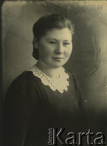 Druga połowa lat 30. do 1941, Kozienice, Polska.
Portret młodej kobiety w ciemnej bluzce z białym kołnierzykiem.
Zdjęcie wykonane w atelier fotograficznym żydowskiego fotografa Chaima Bernemana. Przed wojną zakład mieścił się w Kozienicach na rogu ulic Warszawskiej i Maciejowickiej, przed wybuchem wojny albo już w czasie niemieckiej okupacji  został przeniesiony na ulicę Lubelską 13. Cała kolekcja jest datowana na okres od drugiej połowy lat 30-tych do roku 1941, kiedy Chaim Berneman wraz z rodziną został zesłany do obozu pracy w Wolanowie. Berneman zmarł po ucieczce z obozu.
Fot. Chaim Berneman (Chaim Berman), zbiory Ośrodka KARTA