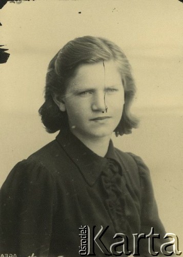 Druga połowa lat 30. do 1941, Kozienice, Polska.
Portret dziewczyny w czarnej bluzce.
Zdjęcie wykonane w atelier fotograficznym żydowskiego fotografa Chaima Bernemana. Przed wojną zakład mieścił się w Kozienicach na rogu ulic Warszawskiej i Maciejowickiej, przed wybuchem wojny albo już w czasie niemieckiej okupacji  został przeniesiony na ulicę Lubelską 13. Cała kolekcja jest datowana na okres od drugiej połowy lat 30-tych do roku 1941, kiedy Chaim Berneman wraz z rodziną został zesłany do obozu pracy w Wolanowie. Berneman zmarł po ucieczce z obozu.
Fot. Chaim Berneman (Chaim Berman), zbiory Ośrodka KARTA