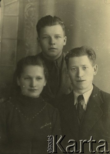 Druga połowa lat 30. do 1941, Kozienice, Polska.
Portret dziewczyny i dwóch młodych mężczyzn w marynarkach.
Zdjęcie wykonane w atelier fotograficznym żydowskiego fotografa Chaima Bernemana. Przed wojną zakład mieścił się w Kozienicach na rogu ulic Warszawskiej i Maciejowickiej, przed wybuchem wojny albo już w czasie niemieckiej okupacji  został przeniesiony na ulicę Lubelską 13. Cała kolekcja jest datowana na okres od drugiej połowy lat 30-tych do roku 1941, kiedy Chaim Berneman wraz z rodziną został zesłany do obozu pracy w Wolanowie. Berneman zmarł po ucieczce z obozu.
Fot. Chaim Berneman (Chaim Berman), zbiory Ośrodka KARTA