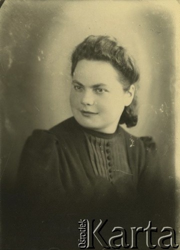 Druga połowa lat 30. do 1941, Kozienice, Polska.
Portret młodej kobiety w czarnej bluzce.
Zdjęcie wykonane w atelier fotograficznym żydowskiego fotografa Chaima Bernemana. Przed wojną zakład mieścił się w Kozienicach na rogu ulic Warszawskiej i Maciejowickiej, przed wybuchem wojny albo już w czasie niemieckiej okupacji  został przeniesiony na ulicę Lubelską 13. Cała kolekcja jest datowana na okres od drugiej połowy lat 30-tych do roku 1941, kiedy Chaim Berneman wraz z rodziną został zesłany do obozu pracy w Wolanowie. Berneman zmarł po ucieczce z obozu.
Fot. Chaim Berneman (Chaim Berman), zbiory Ośrodka KARTA