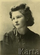 Druga połowa lat 30. do 1941, Kozienice, Polska.
Portret dziewczyny w ciemnej bluzce.
Zdjęcie wykonane w atelier fotograficznym żydowskiego fotografa Chaima Bernemana. Przed wojną zakład mieścił się w Kozienicach na rogu ulic Warszawskiej i Maciejowickiej, przed wybuchem wojny albo już w czasie niemieckiej okupacji  został przeniesiony na ulicę Lubelską 13. Cała kolekcja jest datowana na okres od drugiej połowy lat 30-tych do roku 1941, kiedy Chaim Berneman wraz z rodziną został zesłany do obozu pracy w Wolanowie. Berneman zmarł po ucieczce z obozu.
Fot. Chaim Berneman (Chaim Berman), zbiory Ośrodka KARTA