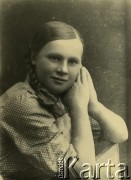1939-1941, Kozienice, Polska.
Portret dziewczyny wspierającej ręce na oparciu krzesła.
Zdjęcie wykonane w atelier fotograficznym żydowskiego fotografa Chaima Bernemana. Przed wojną zakład mieścił się w Kozienicach na rogu ulic Warszawskiej i Maciejowickiej, przed wybuchem wojny albo już w czasie niemieckiej okupacji  został przeniesiony na ulicę Lubelską 13. Cała kolekcja jest datowana na okres od drugiej połowy lat 30-tych do roku 1941, kiedy Chaim Berneman wraz z rodziną został zesłany do obozu pracy w Wolanowie. Berneman zmarł po ucieczce z obozu.
Fot. Chaim Berneman (Chaim Berman), zbiory Ośrodka KARTA