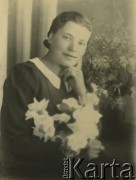 Druga połowa lat 30. do 1941, Kozienice, Polska.
Portret młodej kobiety w ciemnej sukience z białym kołnierzykiem.
Zdjęcie wykonane w atelier fotograficznym żydowskiego fotografa Chaima Bernemana. Przed wojną zakład mieścił się w Kozienicach na rogu ulic Warszawskiej i Maciejowickiej, przed wybuchem wojny albo już w czasie niemieckiej okupacji  został przeniesiony na ulicę Lubelską 13. Cała kolekcja jest datowana na okres od drugiej połowy lat 30-tych do roku 1941, kiedy Chaim Berneman wraz z rodziną został zesłany do obozu pracy w Wolanowie. Berneman zmarł po ucieczce z obozu.
Fot. Chaim Berneman (Chaim Berman), zbiory Ośrodka KARTA