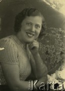 Druga połowa lat 30. do 1941, Kozienice, Polska.
Portret młodej kobiety w jasnej bluzce.
Zdjęcie wykonane w atelier fotograficznym żydowskiego fotografa Chaima Bernemana. Przed wojną zakład mieścił się w Kozienicach na rogu ulic Warszawskiej i Maciejowickiej, przed wybuchem wojny albo już w czasie niemieckiej okupacji  został przeniesiony na ulicę Lubelską 13. Cała kolekcja jest datowana na okres od drugiej połowy lat 30-tych do roku 1941, kiedy Chaim Berneman wraz z rodziną został zesłany do obozu pracy w Wolanowie. Berneman zmarł po ucieczce z obozu.
Fot. Chaim Berneman (Chaim Berman), zbiory Ośrodka KARTA