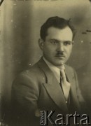 Druga połowa lat 30. do 1941, Kozienice, Polska.
Portret młodego mężczyzny w marynarce, jasnej koszuli i krawacie.
Zdjęcie wykonane w atelier fotograficznym żydowskiego fotografa Chaima Bernemana. Przed wojną zakład mieścił się w Kozienicach na rogu ulic Warszawskiej i Maciejowickiej, przed wybuchem wojny albo już w czasie niemieckiej okupacji  został przeniesiony na ulicę Lubelską 13. Cała kolekcja jest datowana na okres od drugiej połowy lat 30-tych do roku 1941, kiedy Chaim Berneman wraz z rodziną został zesłany do obozu pracy w Wolanowie. Berneman zmarł po ucieczce z obozu.
Fot. Chaim Berneman (Chaim Berman), zbiory Ośrodka KARTA