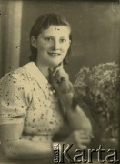 Druga połowa lat 30. do 1941, Kozienice, Polska.
Portret dziewczyny we wzorzystej bluzce.
Zdjęcie wykonane w atelier fotograficznym żydowskiego fotografa Chaima Bernemana. Przed wojną zakład mieścił się w Kozienicach na rogu ulic Warszawskiej i Maciejowickiej, przed wybuchem wojny albo już w czasie niemieckiej okupacji  został przeniesiony na ulicę Lubelską 13. Cała kolekcja jest datowana na okres od drugiej połowy lat 30-tych do roku 1941, kiedy Chaim Berneman wraz z rodziną został zesłany do obozu pracy w Wolanowie. Berneman zmarł po ucieczce z obozu.
Fot. Chaim Berneman (Chaim Berman), zbiory Ośrodka KARTA