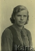 Druga połowa lat 30. do 1941, Kozienice, Polska.
Portret młodej kobiety w bluzce w paski, krawacie i kamizelce.
Zdjęcie wykonane w atelier fotograficznym żydowskiego fotografa Chaima Bernemana. Przed wojną zakład mieścił się w Kozienicach na rogu ulic Warszawskiej i Maciejowickiej, przed wybuchem wojny albo już w czasie niemieckiej okupacji  został przeniesiony na ulicę Lubelską 13. Cała kolekcja jest datowana na okres od drugiej połowy lat 30-tych do roku 1941, kiedy Chaim Berneman wraz z rodziną został zesłany do obozu pracy w Wolanowie. Berneman zmarł po ucieczce z obozu.
Fot. Chaim Berneman (Chaim Berman), zbiory Ośrodka KARTA