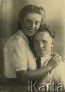 Druga połowa lat 30. do 1941, Kozienice, Polska.
Portret dziewczyny i chłopaka.
Zdjęcie wykonane w atelier fotograficznym żydowskiego fotografa Chaima Bernemana. Przed wojną zakład mieścił się w Kozienicach na rogu ulic Warszawskiej i Maciejowickiej, przed wybuchem wojny albo już w czasie niemieckiej okupacji  został przeniesiony na ulicę Lubelską 13. Cała kolekcja jest datowana na okres od drugiej połowy lat 30-tych do roku 1941, kiedy Chaim Berneman wraz z rodziną został zesłany do obozu pracy w Wolanowie. Berneman zmarł po ucieczce z obozu.
Fot. Chaim Berneman (Chaim Berman), zbiory Ośrodka KARTA