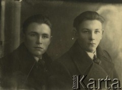 Druga połowa lat 30. do 1941, Kozienice, Polska.
Portret dwóch chłopaków w płaszczach.
Zdjęcie wykonane w atelier fotograficznym żydowskiego fotografa Chaima Bernemana. Przed wojną zakład mieścił się w Kozienicach na rogu ulic Warszawskiej i Maciejowickiej, przed wybuchem wojny albo już w czasie niemieckiej okupacji  został przeniesiony na ulicę Lubelską 13. Cała kolekcja jest datowana na okres od drugiej połowy lat 30-tych do roku 1941, kiedy Chaim Berneman wraz z rodziną został zesłany do obozu pracy w Wolanowie. Berneman zmarł po ucieczce z obozu.
Fot. Chaim Berneman (Chaim Berman), zbiory Ośrodka KARTA