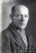 Druga połowa lat 30. do 1941, Kozienice, Polska.
Portret mężczyzny w marynarce i szaliku.
Zdjęcie wykonane w atelier fotograficznym żydowskiego fotografa Chaima Bernemana. Przed wojną zakład mieścił się w Kozienicach na rogu ulic Warszawskiej i Maciejowickiej, przed wybuchem wojny albo już w czasie niemieckiej okupacji  został przeniesiony na ulicę Lubelską 13. Cała kolekcja jest datowana na okres od drugiej połowy lat 30-tych do roku 1941, kiedy Chaim Berneman wraz z rodziną został zesłany do obozu pracy w Wolanowie. Berneman zmarł po ucieczce z obozu.
Fot. Chaim Berneman (Chaim Berman), zbiory Ośrodka KARTA