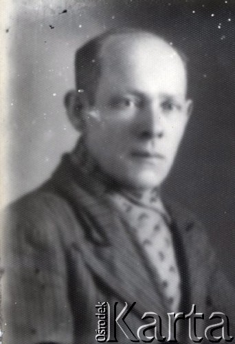 Druga połowa lat 30. do 1941, Kozienice, Polska.
Portret mężczyzny w marynarce i szaliku.
Zdjęcie wykonane w atelier fotograficznym żydowskiego fotografa Chaima Bernemana. Przed wojną zakład mieścił się w Kozienicach na rogu ulic Warszawskiej i Maciejowickiej, przed wybuchem wojny albo już w czasie niemieckiej okupacji  został przeniesiony na ulicę Lubelską 13. Cała kolekcja jest datowana na okres od drugiej połowy lat 30-tych do roku 1941, kiedy Chaim Berneman wraz z rodziną został zesłany do obozu pracy w Wolanowie. Berneman zmarł po ucieczce z obozu.
Fot. Chaim Berneman (Chaim Berman), zbiory Ośrodka KARTA