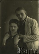 Druga połowa lat 30. do 1941, Kozienice, Polska.
Portret dziewczyny i chłopaka.
Zdjęcie wykonane w atelier fotograficznym żydowskiego fotografa Chaima Bernemana. Przed wojną zakład mieścił się w Kozienicach na rogu ulic Warszawskiej i Maciejowickiej, przed wybuchem wojny albo już w czasie niemieckiej okupacji  został przeniesiony na ulicę Lubelską 13. Cała kolekcja jest datowana na okres od drugiej połowy lat 30-tych do roku 1941, kiedy Chaim Berneman wraz z rodziną został zesłany do obozu pracy w Wolanowie. Berneman zmarł po ucieczce z obozu.
Fot. Chaim Berneman (Chaim Berman), zbiory Ośrodka KARTA
