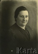Druga połowa lat 30. do 1941, Kozienice, Polska.
Portret kobiety w ciemnym ubraniu.
Zdjęcie wykonane w atelier fotograficznym żydowskiego fotografa Chaima Bernemana. Przed wojną zakład mieścił się w Kozienicach na rogu ulic Warszawskiej i Maciejowickiej, przed wybuchem wojny albo już w czasie niemieckiej okupacji  został przeniesiony na ulicę Lubelską 13. Cała kolekcja jest datowana na okres od drugiej połowy lat 30-tych do roku 1941, kiedy Chaim Berneman wraz z rodziną został zesłany do obozu pracy w Wolanowie. Berneman zmarł po ucieczce z obozu.
Fot. Chaim Berneman (Chaim Berman), zbiory Ośrodka KARTA