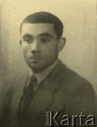 Druga połowa lat 30. do 1941, Kozienice, Polska.
Portret młodego mężczyzny w marynarce.
Zdjęcie wykonane w atelier fotograficznym żydowskiego fotografa Chaima Bernemana. Przed wojną zakład mieścił się w Kozienicach na rogu ulic Warszawskiej i Maciejowickiej, przed wybuchem wojny albo już w czasie niemieckiej okupacji  został przeniesiony na ulicę Lubelską 13. Cała kolekcja jest datowana na okres od drugiej połowy lat 30-tych do roku 1941, kiedy Chaim Berneman wraz z rodziną został zesłany do obozu pracy w Wolanowie. Berneman zmarł po ucieczce z obozu.
Fot. Chaim Berneman (Chaim Berman), zbiory Ośrodka KARTA