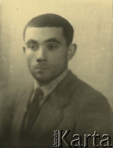 Druga połowa lat 30. do 1941, Kozienice, Polska.
Portret młodego mężczyzny w marynarce.
Zdjęcie wykonane w atelier fotograficznym żydowskiego fotografa Chaima Bernemana. Przed wojną zakład mieścił się w Kozienicach na rogu ulic Warszawskiej i Maciejowickiej, przed wybuchem wojny albo już w czasie niemieckiej okupacji  został przeniesiony na ulicę Lubelską 13. Cała kolekcja jest datowana na okres od drugiej połowy lat 30-tych do roku 1941, kiedy Chaim Berneman wraz z rodziną został zesłany do obozu pracy w Wolanowie. Berneman zmarł po ucieczce z obozu.
Fot. Chaim Berneman (Chaim Berman), zbiory Ośrodka KARTA