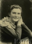 1939-1941, Kozienice, Polska.
Portret młodej kobiety wspierającej ręce na oparciu krzesła.
Zdjęcie wykonane w atelier fotograficznym żydowskiego fotografa Chaima Bernemana. Przed wojną zakład mieścił się w Kozienicach na rogu ulic Warszawskiej i Maciejowickiej, przed wybuchem wojny albo już w czasie niemieckiej okupacji  został przeniesiony na ulicę Lubelską 13. Cała kolekcja jest datowana na okres od drugiej połowy lat 30-tych do roku 1941, kiedy Chaim Berneman wraz z rodziną został zesłany do obozu pracy w Wolanowie. Berneman zmarł po ucieczce z obozu.
Fot. Chaim Berneman (Chaim Berman), zbiory Ośrodka KARTA