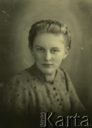 Druga połowa lat 30. do 1941, Kozienice, Polska.
Portret dziewczyny w jasnej bluzce.
Zdjęcie wykonane w atelier fotograficznym żydowskiego fotografa Chaima Bernemana. Przed wojną zakład mieścił się w Kozienicach na rogu ulic Warszawskiej i Maciejowickiej, przed wybuchem wojny albo już w czasie niemieckiej okupacji  został przeniesiony na ulicę Lubelską 13. Cała kolekcja jest datowana na okres od drugiej połowy lat 30-tych do roku 1941, kiedy Chaim Berneman wraz z rodziną został zesłany do obozu pracy w Wolanowie. Berneman zmarł po ucieczce z obozu.
Fot. Chaim Berneman (Chaim Berman), zbiory Ośrodka KARTA