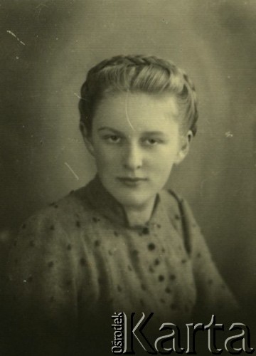 Druga połowa lat 30. do 1941, Kozienice, Polska.
Portret dziewczyny w jasnej bluzce.
Zdjęcie wykonane w atelier fotograficznym żydowskiego fotografa Chaima Bernemana. Przed wojną zakład mieścił się w Kozienicach na rogu ulic Warszawskiej i Maciejowickiej, przed wybuchem wojny albo już w czasie niemieckiej okupacji  został przeniesiony na ulicę Lubelską 13. Cała kolekcja jest datowana na okres od drugiej połowy lat 30-tych do roku 1941, kiedy Chaim Berneman wraz z rodziną został zesłany do obozu pracy w Wolanowie. Berneman zmarł po ucieczce z obozu.
Fot. Chaim Berneman (Chaim Berman), zbiory Ośrodka KARTA