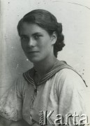 Druga połowa lat 30. do 1941, Kozienice, Polska.
Portret dziewczyny w białej bluzce z marynarskim kołnierzem.
Zdjęcie wykonane w atelier fotograficznym żydowskiego fotografa Chaima Bernemana. Przed wojną zakład mieścił się w Kozienicach na rogu ulic Warszawskiej i Maciejowickiej, przed wybuchem wojny albo już w czasie niemieckiej okupacji  został przeniesiony na ulicę Lubelską 13. Cała kolekcja jest datowana na okres od drugiej połowy lat 30-tych do roku 1941, kiedy Chaim Berneman wraz z rodziną został zesłany do obozu pracy w Wolanowie. Berneman zmarł po ucieczce z obozu.
Fot. Chaim Berneman (Chaim Berman), zbiory Ośrodka KARTA