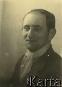 Druga połowa lat 30. do 1941, Kozienice, Polska.
Portret młodego mężczyzny w marynarce.
Zdjęcie wykonane w atelier fotograficznym żydowskiego fotografa Chaima Bernemana. Przed wojną zakład mieścił się w Kozienicach na rogu ulic Warszawskiej i Maciejowickiej, przed wybuchem wojny albo już w czasie niemieckiej okupacji  został przeniesiony na ulicę Lubelską 13. Cała kolekcja jest datowana na okres od drugiej połowy lat 30-tych do roku 1941, kiedy Chaim Berneman wraz z rodziną został zesłany do obozu pracy w Wolanowie. Berneman zmarł po ucieczce z obozu.
Fot. Chaim Berneman (Chaim Berman), zbiory Ośrodka KARTA