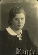 Druga połowa lat 30. do 1941, Kozienice, Polska.
Portret młodej kobiety w czarnej sukience z białym kołnierzykiem spiętym broszką.
Zdjęcie wykonane w atelier fotograficznym żydowskiego fotografa Chaima Bernemana. Przed wojną zakład mieścił się w Kozienicach na rogu ulic Warszawskiej i Maciejowickiej, przed wybuchem wojny albo już w czasie niemieckiej okupacji  został przeniesiony na ulicę Lubelską 13. Cała kolekcja jest datowana na okres od drugiej połowy lat 30-tych do roku 1941, kiedy Chaim Berneman wraz z rodziną został zesłany do obozu pracy w Wolanowie. Berneman zmarł po ucieczce z obozu.
Fot. Chaim Berneman (Chaim Berman), zbiory Ośrodka KARTA