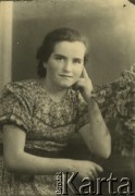Druga połowa lat 30. do 1941, Kozienice, Polska.
Portret młodej kobiety w kwiecistej sukience.
Zdjęcie wykonane w atelier fotograficznym żydowskiego fotografa Chaima Bernemana. Przed wojną zakład mieścił się w Kozienicach na rogu ulic Warszawskiej i Maciejowickiej, przed wybuchem wojny albo już w czasie niemieckiej okupacji  został przeniesiony na ulicę Lubelską 13. Cała kolekcja jest datowana na okres od drugiej połowy lat 30-tych do roku 1941, kiedy Chaim Berneman wraz z rodziną został zesłany do obozu pracy w Wolanowie. Berneman zmarł po ucieczce z obozu.
Fot. Chaim Berneman (Chaim Berman), zbiory Ośrodka KARTA