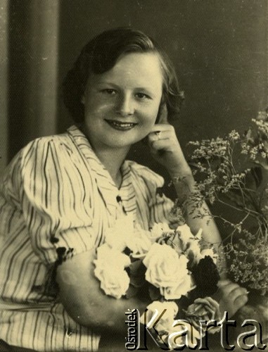 Druga połowa lat 30. do 1941, Kozienice, Polska.
Portret dziewczyny w bluzce w paski.
Zdjęcie wykonane w atelier fotograficznym żydowskiego fotografa Chaima Bernemana. Przed wojną zakład mieścił się w Kozienicach na rogu ulic Warszawskiej i Maciejowickiej, przed wybuchem wojny albo już w czasie niemieckiej okupacji  został przeniesiony na ulicę Lubelską 13. Cała kolekcja jest datowana na okres od drugiej połowy lat 30-tych do roku 1941, kiedy Chaim Berneman wraz z rodziną został zesłany do obozu pracy w Wolanowie. Berneman zmarł po ucieczce z obozu.
Fot. Chaim Berneman (Chaim Berman), zbiory Ośrodka KARTA