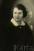 Druga połowa lat 30. do 1941, Kozienice, Polska.
Portret młodej kobiety w czarnym ubraniu z białym kołnierzykiem.
Zdjęcie wykonane w atelier fotograficznym żydowskiego fotografa Chaima Bernemana. Przed wojną zakład mieścił się w Kozienicach na rogu ulic Warszawskiej i Maciejowickiej, przed wybuchem wojny albo już w czasie niemieckiej okupacji  został przeniesiony na ulicę Lubelską 13. Cała kolekcja jest datowana na okres od drugiej połowy lat 30-tych do roku 1941, kiedy Chaim Berneman wraz z rodziną został zesłany do obozu pracy w Wolanowie. Berneman zmarł po ucieczce z obozu.
Fot. Chaim Berneman (Chaim Berman), zbiory Ośrodka KARTA