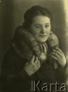 Druga połowa lat 30. do 1941, Kozienice, Polska.
Portret młodej kobiety w płaszczu z futrzanym kołnierzem.
Zdjęcie wykonane w atelier fotograficznym żydowskiego fotografa Chaima Bernemana. Przed wojną zakład mieścił się w Kozienicach na rogu ulic Warszawskiej i Maciejowickiej, przed wybuchem wojny albo już w czasie niemieckiej okupacji  został przeniesiony na ulicę Lubelską 13. Cała kolekcja jest datowana na okres od drugiej połowy lat 30-tych do roku 1941, kiedy Chaim Berneman wraz z rodziną został zesłany do obozu pracy w Wolanowie. Berneman zmarł po ucieczce z obozu.
Fot. Chaim Berneman (Chaim Berman), zbiory Ośrodka KARTA