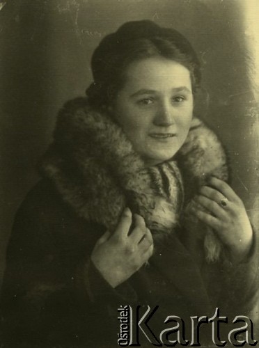 Druga połowa lat 30. do 1941, Kozienice, Polska.
Portret młodej kobiety w płaszczu z futrzanym kołnierzem.
Zdjęcie wykonane w atelier fotograficznym żydowskiego fotografa Chaima Bernemana. Przed wojną zakład mieścił się w Kozienicach na rogu ulic Warszawskiej i Maciejowickiej, przed wybuchem wojny albo już w czasie niemieckiej okupacji  został przeniesiony na ulicę Lubelską 13. Cała kolekcja jest datowana na okres od drugiej połowy lat 30-tych do roku 1941, kiedy Chaim Berneman wraz z rodziną został zesłany do obozu pracy w Wolanowie. Berneman zmarł po ucieczce z obozu.
Fot. Chaim Berneman (Chaim Berman), zbiory Ośrodka KARTA