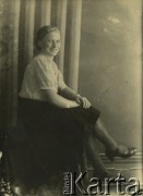 Druga połowa lat 30. do 1941, Kozienice, Polska.
Portret młodej kobiety w jasnej bluzce i ciemnej spódnicy.
Zdjęcie wykonane w atelier fotograficznym żydowskiego fotografa Chaima Bernemana. Przed wojną zakład mieścił się w Kozienicach na rogu ulic Warszawskiej i Maciejowickiej, przed wybuchem wojny albo już w czasie niemieckiej okupacji  został przeniesiony na ulicę Lubelską 13. Cała kolekcja jest datowana na okres od drugiej połowy lat 30-tych do roku 1941, kiedy Chaim Berneman wraz z rodziną został zesłany do obozu pracy w Wolanowie. Berneman zmarł po ucieczce z obozu.
Fot. Chaim Berneman (Chaim Berman), zbiory Ośrodka KARTA