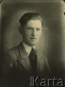 Druga połowa lat 30. do 1941, Kozienice, Polska.
Portret młodego mężczyzny w marynarce, jasnej koszuli i krawacie.
Zdjęcie wykonane w atelier fotograficznym żydowskiego fotografa Chaima Bernemana. Przed wojną zakład mieścił się w Kozienicach na rogu ulic Warszawskiej i Maciejowickiej, przed wybuchem wojny albo już w czasie niemieckiej okupacji  został przeniesiony na ulicę Lubelską 13. Cała kolekcja jest datowana na okres od drugiej połowy lat 30-tych do roku 1941, kiedy Chaim Berneman wraz z rodziną został zesłany do obozu pracy w Wolanowie. Berneman zmarł po ucieczce z obozu.
Fot. Chaim Berneman (Chaim Berman), zbiory Ośrodka KARTA