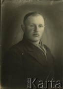 Druga połowa lat 30. do 1941, Kozienice, Polska.
Portret mężczyzny w płaszczu i szaliku.
Zdjęcie wykonane w atelier fotograficznym żydowskiego fotografa Chaima Bernemana. Przed wojną zakład mieścił się w Kozienicach na rogu ulic Warszawskiej i Maciejowickiej, przed wybuchem wojny albo już w czasie niemieckiej okupacji  został przeniesiony na ulicę Lubelską 13. Cała kolekcja jest datowana na okres od drugiej połowy lat 30-tych do roku 1941, kiedy Chaim Berneman wraz z rodziną został zesłany do obozu pracy w Wolanowie. Berneman zmarł po ucieczce z obozu.
Fot. Chaim Berneman (Chaim Berman), zbiory Ośrodka KARTA