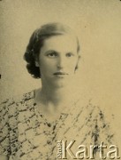 Druga połowa lat 30. do 1941, Kozienice, Polska.
Portret młodej kobiety we wzorzystej bluzce.
Zdjęcie wykonane w atelier fotograficznym żydowskiego fotografa Chaima Bernemana. Przed wojną zakład mieścił się w Kozienicach na rogu ulic Warszawskiej i Maciejowickiej, przed wybuchem wojny albo już w czasie niemieckiej okupacji  został przeniesiony na ulicę Lubelską 13. Cała kolekcja jest datowana na okres od drugiej połowy lat 30-tych do roku 1941, kiedy Chaim Berneman wraz z rodziną został zesłany do obozu pracy w Wolanowie. Berneman zmarł po ucieczce z obozu.
Fot. Chaim Berneman (Chaim Berman), zbiory Ośrodka KARTA