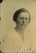 Druga połowa lat 30. do 1941, Kozienice, Polska.
Portret kobiety w białej bluzce.
Zdjęcie wykonane w atelier fotograficznym żydowskiego fotografa Chaima Bernemana. Przed wojną zakład mieścił się w Kozienicach na rogu ulic Warszawskiej i Maciejowickiej, przed wybuchem wojny albo już w czasie niemieckiej okupacji  został przeniesiony na ulicę Lubelską 13. Cała kolekcja jest datowana na okres od drugiej połowy lat 30-tych do roku 1941, kiedy Chaim Berneman wraz z rodziną został zesłany do obozu pracy w Wolanowie. Berneman zmarł po ucieczce z obozu.
Fot. Chaim Berneman (Chaim Berman), zbiory Ośrodka KARTA