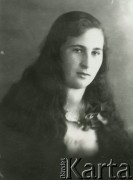 Druga połowa lat 30. do 1941, Kozienice, Polska.
Portret młodej kobiety z rozpuszczonymi włosami.
Zdjęcie wykonane w atelier fotograficznym żydowskiego fotografa Chaima Bernemana. Przed wojną zakład mieścił się w Kozienicach na rogu ulic Warszawskiej i Maciejowickiej, przed wybuchem wojny albo już w czasie niemieckiej okupacji  został przeniesiony na ulicę Lubelską 13. Cała kolekcja jest datowana na okres od drugiej połowy lat 30-tych do roku 1941, kiedy Chaim Berneman wraz z rodziną został zesłany do obozu pracy w Wolanowie. Berneman zmarł po ucieczce z obozu.
Fot. Chaim Berneman (Chaim Berman), zbiory Ośrodka KARTA