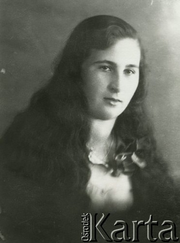 Druga połowa lat 30. do 1941, Kozienice, Polska.
Portret młodej kobiety z rozpuszczonymi włosami.
Zdjęcie wykonane w atelier fotograficznym żydowskiego fotografa Chaima Bernemana. Przed wojną zakład mieścił się w Kozienicach na rogu ulic Warszawskiej i Maciejowickiej, przed wybuchem wojny albo już w czasie niemieckiej okupacji  został przeniesiony na ulicę Lubelską 13. Cała kolekcja jest datowana na okres od drugiej połowy lat 30-tych do roku 1941, kiedy Chaim Berneman wraz z rodziną został zesłany do obozu pracy w Wolanowie. Berneman zmarł po ucieczce z obozu.
Fot. Chaim Berneman (Chaim Berman), zbiory Ośrodka KARTA