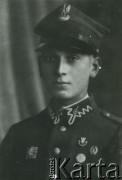 Druga połowa lat 30. do 1939, Kozienice, Polska.
Polski żołnierz w mundurze wojskowym z końca lat 20-tych lub początku 30-tych (charakterystyczne guziki), z 83 lub 84 pułku piechoty stacjonującego na Polesiu (trzcinka na kołnierzu symbolizuje błota poleskie). Sznury naramienne wskazują, że był wzorowym strzelcem. 
Zdjęcie wykonane w atelier fotograficznym żydowskiego fotografa Chaima Bernemana. Przed wojną zakład mieścił się w Kozienicach na rogu ulic Warszawskiej i Maciejowickiej, tuż przed wybuchem wojny albo już w czasie niemieckiej okupacji  został przeniesiony na ulicę Lubelską 13. Cała kolekcja jest datowana na okres od drugiej połowy lat 30-tych do roku 1941, kiedy Chaim Berneman wraz z rodziną został zesłany do obozu pracy w Wolanowie. Berneman zmarł po ucieczce z obozu.
Fot. Chaim Berneman (Chaim Berman), zbiory Ośrodka KARTA