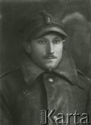 Druga połowa lat 30. do 1939, Kozienice, Polska.
Polski żołnierz w mundurze pozbawionym jakichkolwiek odznak, na głowie rogatywka z połowy z lat 30-tych.
Zdjęcie wykonane w atelier fotograficznym żydowskiego fotografa Chaima Bernemana. Przed wojną zakład mieścił się w Kozienicach na rogu ulic Warszawskiej i Maciejowickiej, tuż przed wybuchem wojny albo już w czasie niemieckiej okupacji  został przeniesiony na ulicę Lubelską 13. Cała kolekcja jest datowana na okres od drugiej połowy lat 30-tych do roku 1941, kiedy Chaim Berneman wraz z rodziną został zesłany do obozu pracy w Wolanowie. Berneman zmarł po ucieczce z obozu.
Fot. Chaim Berneman (Chaim Berman), zbiory Ośrodka KARTA