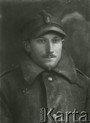 Druga połowa lat 30. do 1939, Kozienice, Polska.
Polski żołnierz w mundurze pozbawionym jakichkolwiek odznak, na głowie rogatywka z połowy z lat 30-tych.
Zdjęcie wykonane w atelier fotograficznym żydowskiego fotografa Chaima Bernemana. Przed wojną zakład mieścił się w Kozienicach na rogu ulic Warszawskiej i Maciejowickiej, tuż przed wybuchem wojny albo już w czasie niemieckiej okupacji  został przeniesiony na ulicę Lubelską 13. Cała kolekcja jest datowana na okres od drugiej połowy lat 30-tych do roku 1941, kiedy Chaim Berneman wraz z rodziną został zesłany do obozu pracy w Wolanowie. Berneman zmarł po ucieczce z obozu.
Fot. Chaim Berneman (Chaim Berman), zbiory Ośrodka KARTA