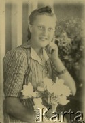 Druga połowa lat 30. do 1941, Kozienice, Polska.
Portret młodej kobiety w sukience w paski.
Zdjęcie wykonane w atelier fotograficznym żydowskiego fotografa Chaima Bernemana. Przed wojną zakład mieścił się w Kozienicach na rogu ulic Warszawskiej i Maciejowickiej, przed wybuchem wojny albo już w czasie niemieckiej okupacji  został przeniesiony na ulicę Lubelską 13. Cała kolekcja jest datowana na okres od drugiej połowy lat 30-tych do roku 1941, kiedy Chaim Berneman wraz z rodziną został zesłany do obozu pracy w Wolanowie. Berneman zmarł po ucieczce z obozu.
Fot. Chaim Berneman (Chaim Berman), zbiory Ośrodka KARTA