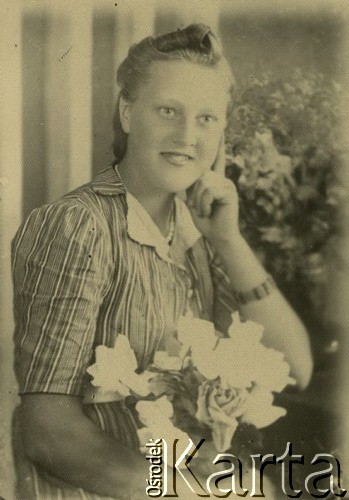 Druga połowa lat 30. do 1941, Kozienice, Polska.
Portret młodej kobiety w sukience w paski.
Zdjęcie wykonane w atelier fotograficznym żydowskiego fotografa Chaima Bernemana. Przed wojną zakład mieścił się w Kozienicach na rogu ulic Warszawskiej i Maciejowickiej, przed wybuchem wojny albo już w czasie niemieckiej okupacji  został przeniesiony na ulicę Lubelską 13. Cała kolekcja jest datowana na okres od drugiej połowy lat 30-tych do roku 1941, kiedy Chaim Berneman wraz z rodziną został zesłany do obozu pracy w Wolanowie. Berneman zmarł po ucieczce z obozu.
Fot. Chaim Berneman (Chaim Berman), zbiory Ośrodka KARTA