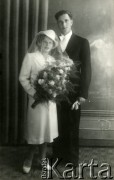Druga połowa lat 30. do 1939, Kozienice, Polska.
Młoda para, fotografia ślubna. Kobieta trzyma bukiet kwiatów.
Zdjęcie wykonane w atelier fotograficznym żydowskiego fotografa Chaima Bernemana. Przed wojną zakład mieścił się w Kozienicach na rogu ulic Warszawskiej i Maciejowickiej, przed wybuchem wojny albo już w czasie niemieckiej okupacji  został przeniesiony na ulicę Lubelską 13. Cała kolekcja jest datowana na okres od drugiej połowy lat 30-tych do roku 1941, kiedy Chaim Berneman wraz z rodziną został zesłany do obozu pracy w Wolanowie. Berneman zmarł po ucieczce z obozu.
Fot. Chaim Berneman (Chaim Berman), zbiory Ośrodka KARTA