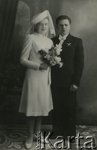 Druga połowa lat 30. do 1939, Kozienice, Polska.
Młoda para, fotografia ślubna. Kobieta trzyma bukiet kwiatów.
Zdjęcie wykonane w atelier fotograficznym żydowskiego fotografa Chaima Bernemana. Przed wojną zakład mieścił się w Kozienicach na rogu ulic Warszawskiej i Maciejowickiej, przed wybuchem wojny albo już w czasie niemieckiej okupacji  został przeniesiony na ulicę Lubelską 13. Cała kolekcja jest datowana na okres od drugiej połowy lat 30-tych do roku 1941, kiedy Chaim Berneman wraz z rodziną został zesłany do obozu pracy w Wolanowie. Berneman zmarł po ucieczce z obozu.
Fot. Chaim Berneman (Chaim Berman), zbiory Ośrodka KARTA
